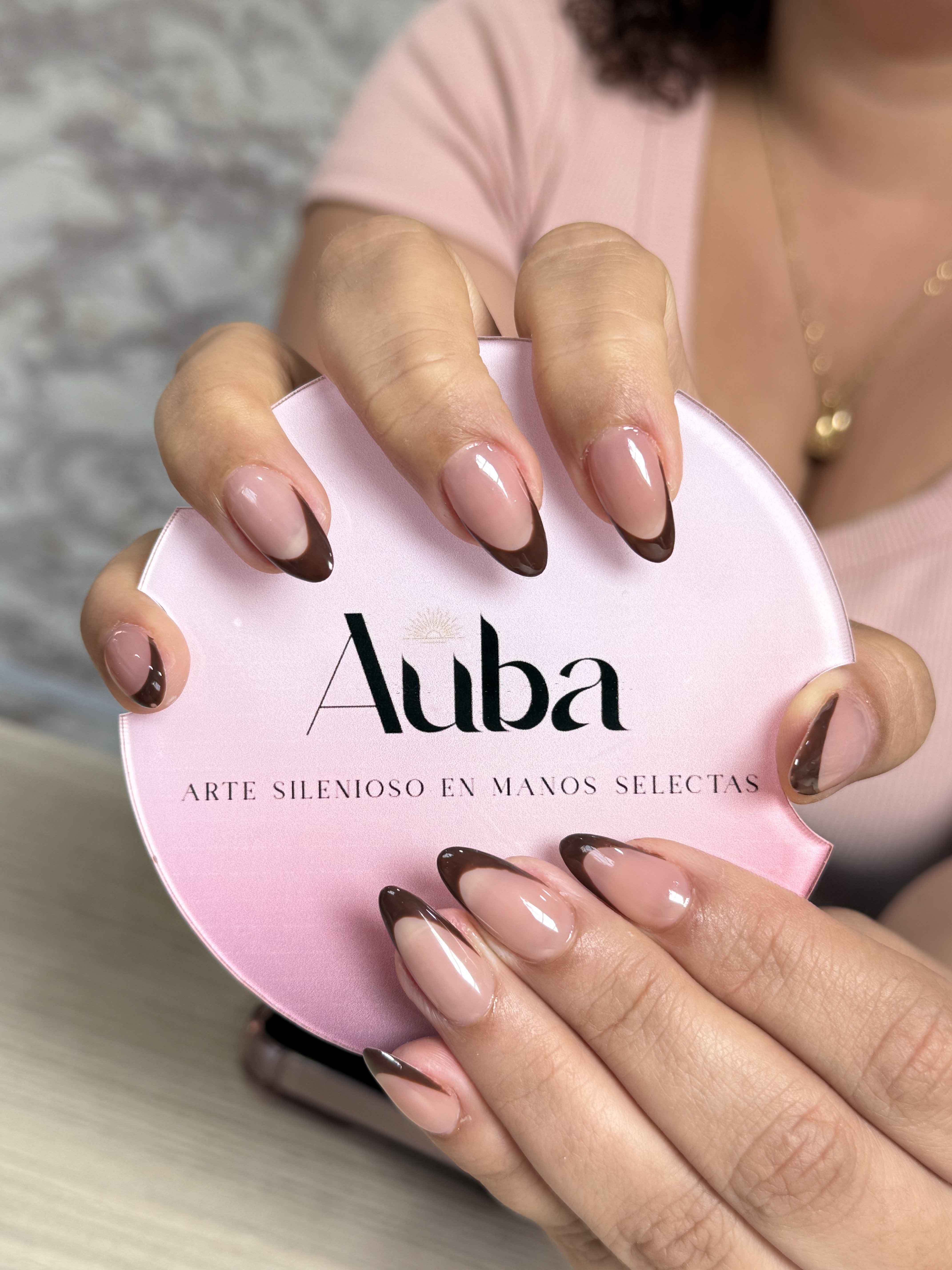 Manicura francesa clásica - AUBA Beauty Studio